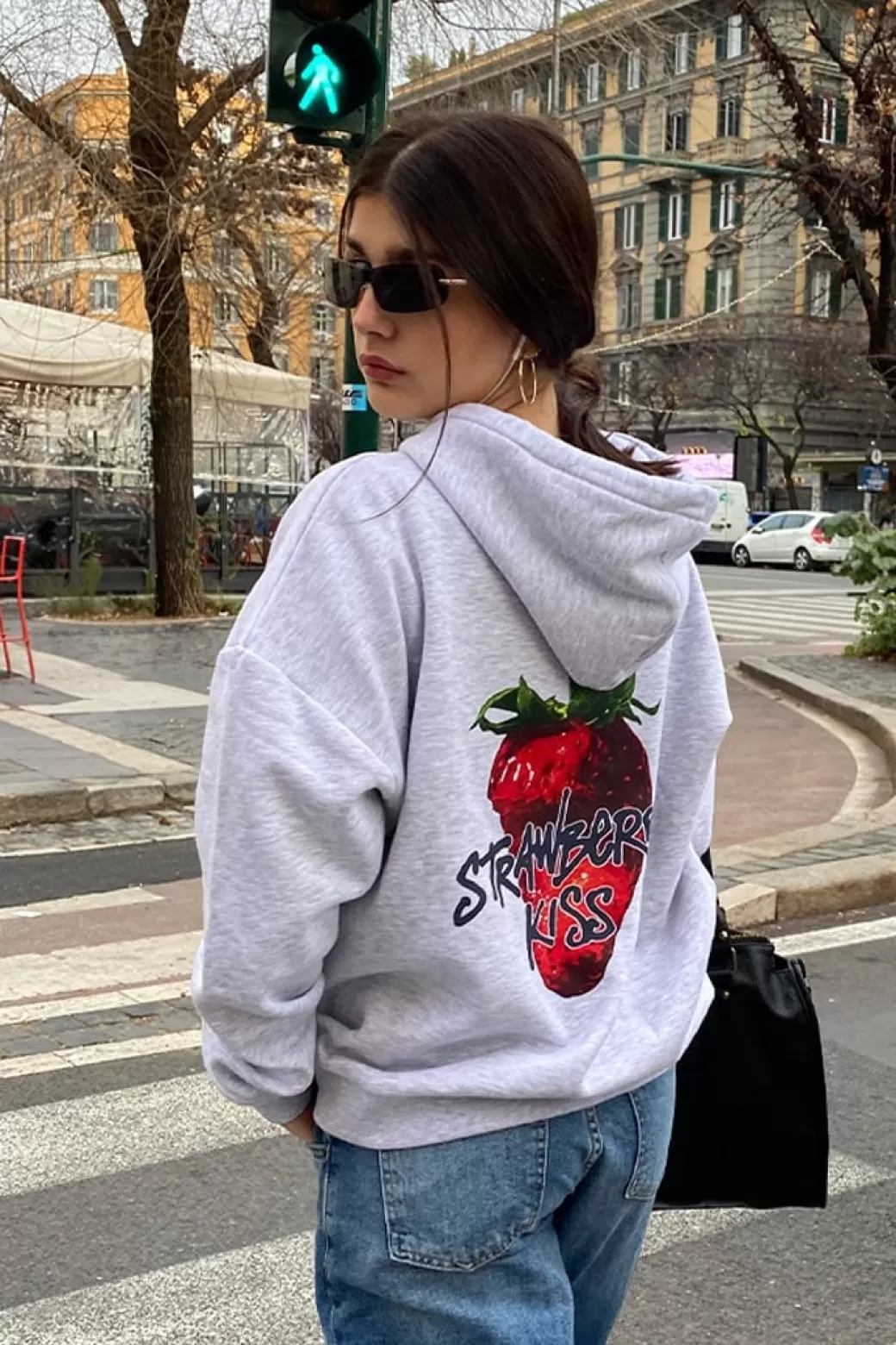 Subdued Sudadera Strawberry Kiss< Graphics | Sudaderas